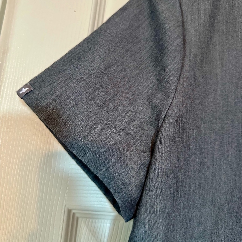 FIGS Charcoal Gray V-Neck Medical Scrub Top - Picture 5 of 10